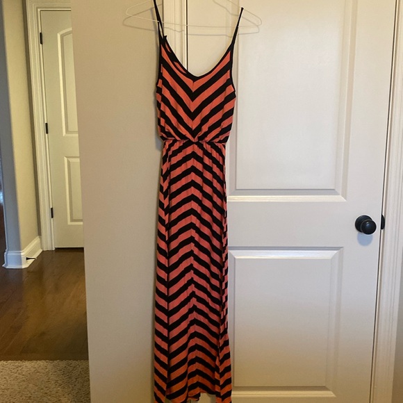 hoity Toity Dresses & Skirts - Hoity Toity size small pink and black chevron maxi dress